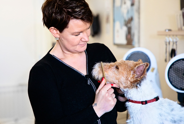 Helle Jensen, ejer af Hj Dog Academy.  Bliv uddannet hundefrisør. Hundeklip. Hundefrisøruddannelse.